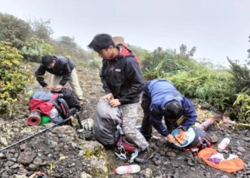 Tim Penyapu Paksa Turun Puluhan Pendaki Pascaerupsi Gunung Marapi