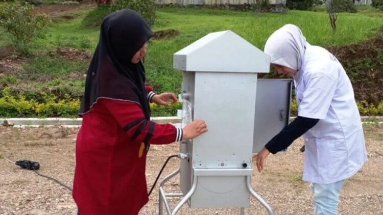Petugas UPTD Laboratorium Lingkungan Hidup mengecek alat ukur High Volume Air Sampler (HVAS) di BBI Bukit Malintang, Kecamatan Sangir, Solok Selatan, Minggu (15/1) (ANTARA/Joko Nugroho)