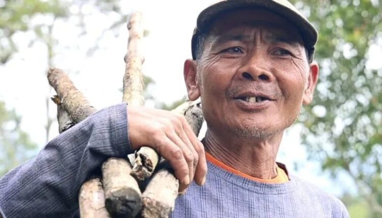 Petani di Nagari Padang Laweh, Kecamatan Sungai Tarab Syafrial (Antara/Etri Saputra)