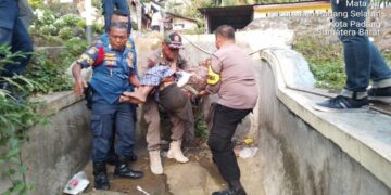Seorang nenek yang kedapatan berada di dalam gorong-gorong. (Foto: Istimewa)