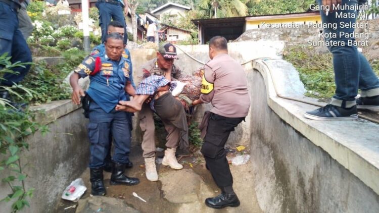 Seorang nenek yang kedapatan berada di dalam gorong-gorong. (Foto: Istimewa)