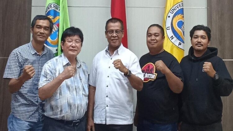 Rayakan HUT ke-24, Padang Ekspres Gelar Turnamen Sepakbola Usia Dini 1 Dekan FIK UNP Prof Alnedral (tengah) bersama Wakil Direktur Padang Ekspres, Koordinator Liputan Eka Rianto dan Ketua Panitia Padek Cup 2023, Eko Hermanto, di Kampus UNP, Selasa (17/1/2023) (Dok. Istimewa)