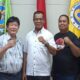 Dekan FIK UNP Prof Alnedral (tengah) bersama Wakil Direktur Padang Ekspres, Koordinator Liputan Eka Rianto dan Ketua Panitia Padek Cup 2023, Eko Hermanto, di Kampus UNP, Selasa (17/1/2023) (Dok. Istimewa)