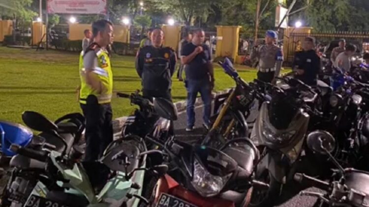 Kapolresta Padang Kombes Pol Ferry Harahap langsung memimpin patroli ketika jajaran Polresta Padang mengamankan ratusan kendaraan yang memakai knalpot brong dan tidak memakai plat nomor. (Dok. Polresta Padang)