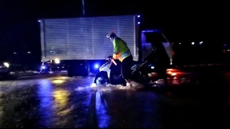 Jalan Raya Lubuk Aluang Macet, Pengendara Diharap Berhati-Hati 1 Polisi bantu pengendara mogok di Lubuk Aluang. (Dok. Satlantas Polres Padang Pariaman)