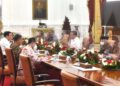 Pembangunan Ekosistem Kendaraan Listrik Tingkatkan Lapangan Kerja 2 Presiden Jokowi memimpin Ratas mengenai Pengembangan Ekosistem Kendaraan Listrik, di Istana Merdeka, Jakarta, Jumat (13/01/2023). (Foto: Humas Setkab/Agung)