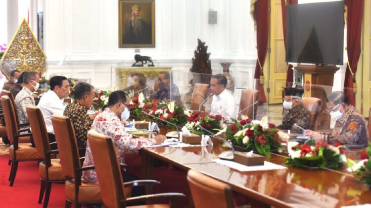 Pembangunan Ekosistem Kendaraan Listrik Tingkatkan Lapangan Kerja 1 Presiden Jokowi memimpin Ratas mengenai Pengembangan Ekosistem Kendaraan Listrik, di Istana Merdeka, Jakarta, Jumat (13/01/2023). (Foto: Humas Setkab/Agung)