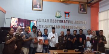 Pemberian Restorative Justice (RJ) terhadap dua pihak satu keluarga yang berperkara. (Foto: Dok. Istimewa)