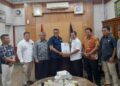 Penyerahan surat hak interpelasi dari sejumlah anggota DPRD Padang dari empat fraksi kepada pimpinan. (Foto: Dok. Istimewa)