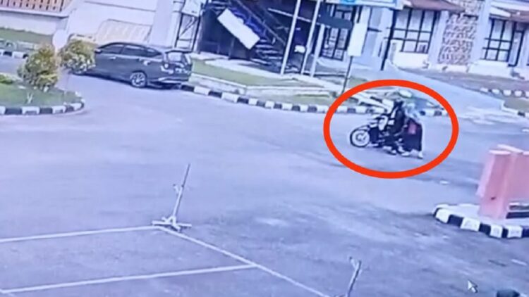Ternyata, Terduga Pelaku Pencurian di UNP Tidak Satu Orang 1 Pelaku pencurian barang berharga di lingkungan UNP terekam CCTV. (Foto: Dok. Istimewa)