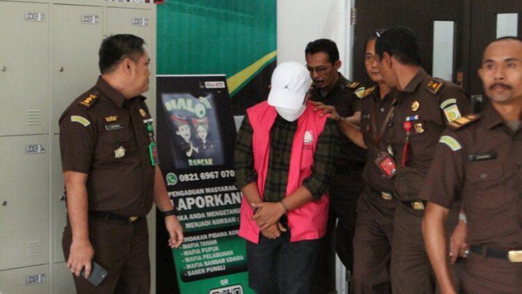 Tersangka Dugaan Korupsi Rusunawa ASN di Sijunjung Bertambah 1 TEKS FOTO: Dua tersangka tambahan dugaan korupsi pembangunan Rusunawa ASN Sijunjung. (Foto: Radarsumbar.com / Dok. Penkum Kejati Sumbar)