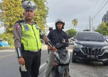 Tilang manual Satlantas Polres Padang Pariaman. (istimewa)