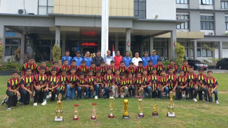 Tim Minang Sejagat FC berpose di depan Balaikota Payakumbuh. (Dok. Minangsatu.com)