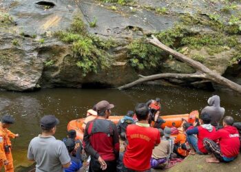 Pencarian nelayan hilang saat mencari ikan di sungai kawasan Gunung Malintang, Kecamatan Pangkalan, Kabupaten Limapuluh Kota. (Foto: radarsumbar.com/ Dok. Basarnas)