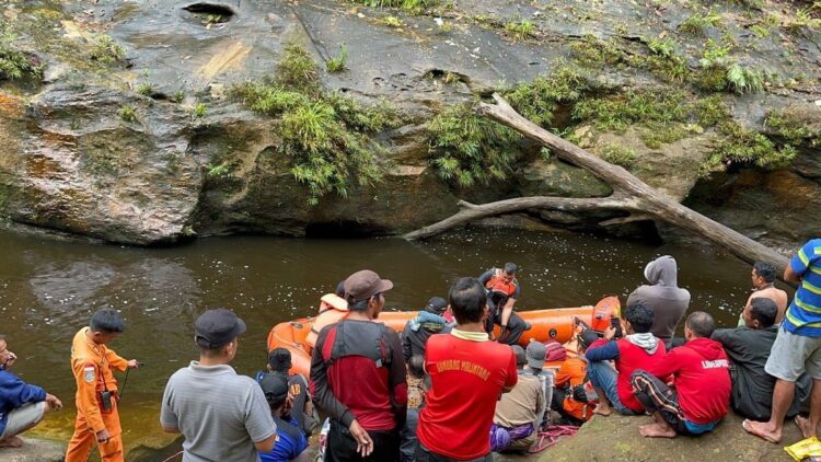 Dua Warga Limapuluh Kota Hilang Saat Mencari Ikan 1 Pencarian nelayan hilang saat mencari ikan di sungai kawasan Gunung Malintang, Kecamatan Pangkalan, Kabupaten Limapuluh Kota. (Foto: radarsumbar.com/ Dok. Basarnas)