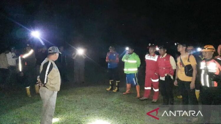 Tim Gabungan Evakuasi Pelajar Bukittinggi yang Tersesat di Ngarai Sianok 1 Tim gabungan saat akan melakukan evakuasi pelajar yang tersesat di Ngarai Sianok, Kota Bukittinggi. (ANTARA/Al Fatah)