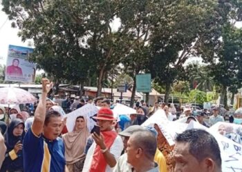 Pertanyakan Bantuan Rumah, Ratusan Korban Gempa Pasbar Geruduk Kantor Bupati