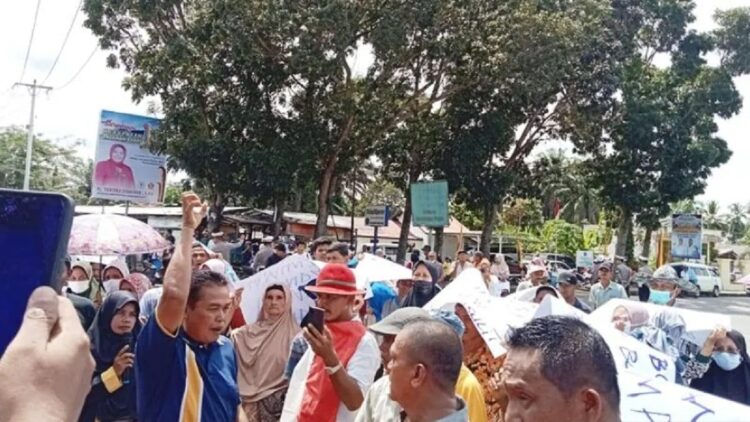 Korban gempa di Kecamatan Talamau Kabupaten Pasaman Barat saat melakukan unjuk rasa di depan kantor Bupati Pasaman Barat mempertanyakan hak bantuan mereka belum kunjung dicairkan. (ANTARA/Altas Maulana)
