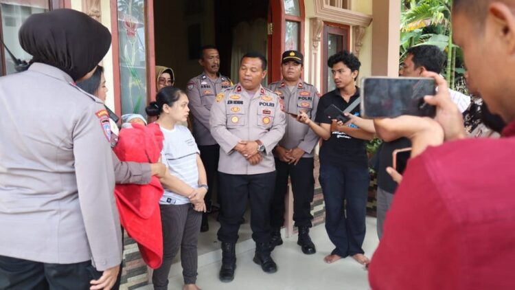Wakapolres Pariaman, Kompol Jon Hendri mewakili Kapolres menyerahkan dan membantu biaya pulang perempuan asal Sulut dan bayinya yang terlantar di Padang Pariaman. (Dok. Humas Polres Pariaman)