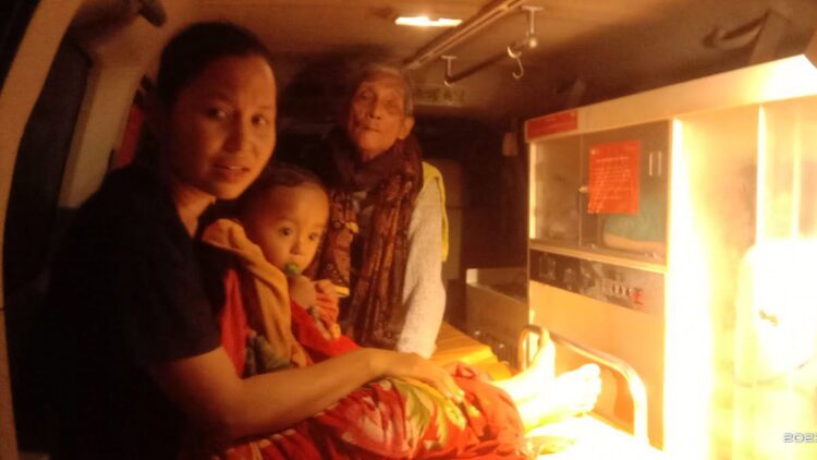 Salah seorang korban terdampak banjir bandang di Batu Busuak, Kecamatan Pauh, Kota Padang pada Senin (23/1/2023) malam. (Foto: Radarsumbar.com / Dok. Muhammad Aidil)