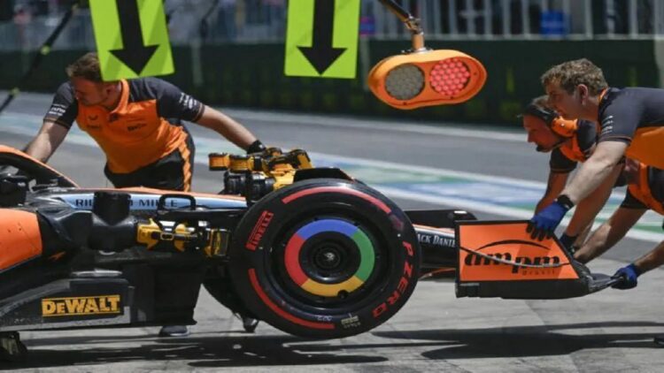 McLaren Luncurkan MCL60 untuk Debut di F1 2023 1 Ilustrasi - Kru tim McLaren mendorong mobil Lando Norris ke dalam garasi pada sesi latihan bebas kedua Grand Prix Brazil, Autodromo Jose Carlos Pace, Interlagos, Sao Paulo. (12/11/2022) (AFP/MAURO PIMENTEL)