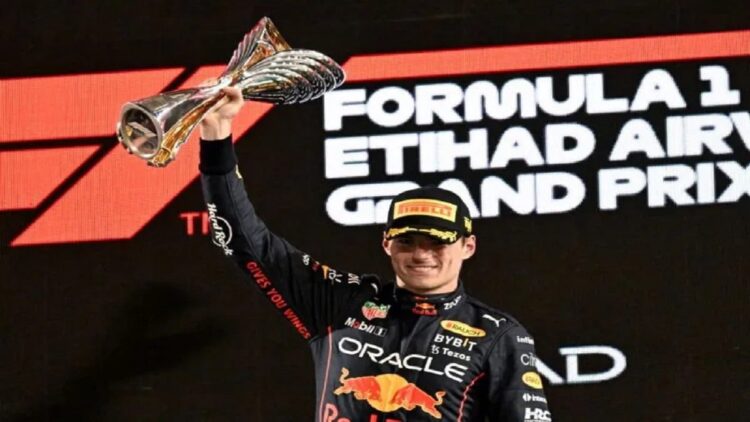 Verstappen Akui Pebalap Ferrari dan Mercedes jadi Pesaing Terberat di Formula 1 2023 1 Pebalap tim Red Bull melakukan selebrasi setelah meraih kemenangan ke-15 dalam satu musim menyusul penampilan dominan di balapan pemungkas Grand Prix Abu Dhabi, Sirkuit Yas Marina pada 20 November 2022. AFP/KARIM SAHIB