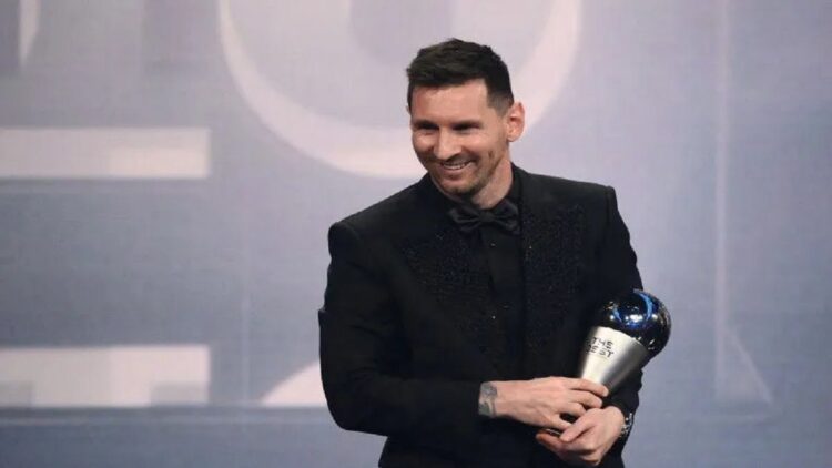 Pemain timnas Argentina dan Paris Saint-Germain Lionel Messi saat menerima penghargaan pemain pria terbaik FIFA 2022 di Paris, Prancis pada 27 Februari 2023. ANTARA/AFP/FRANCK FIFE