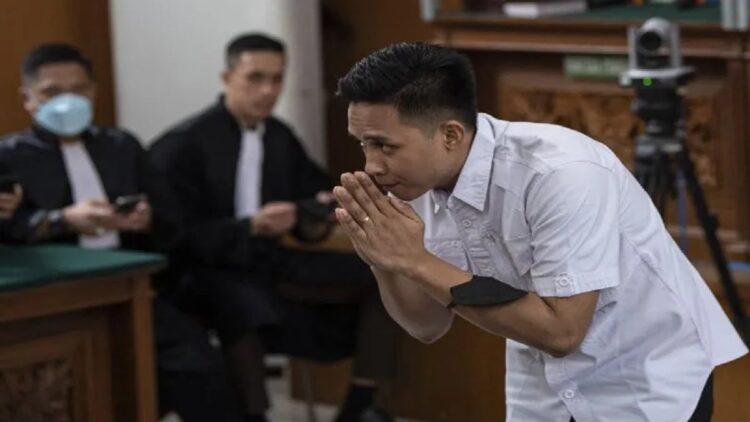 Terdakwa kasus pembunuhan berencana Brigadir Yosua Hutabarat, Richard Eliezer alias Bharada E, membungkukkan badan saat tiba di ruang sidang Pengadilan Negeri Jakarta Selatan, Jakarta, Rabu (15/2/2023). ANTARA FOTO/Sigid Kurniawan/hp