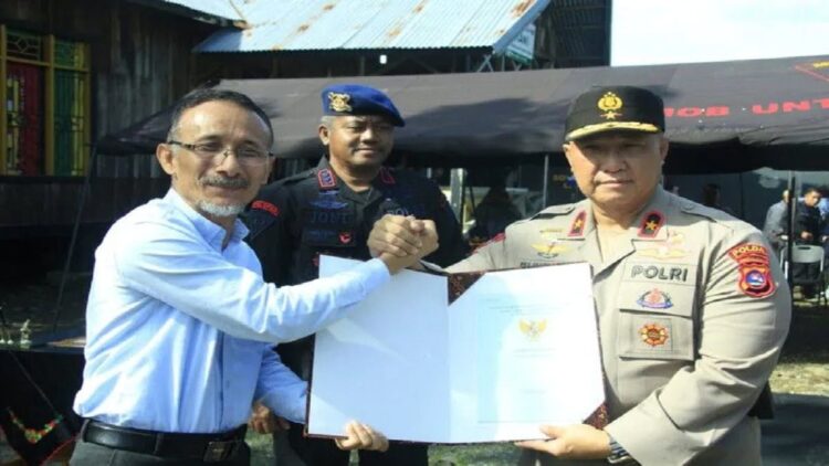 Polda Sumbar bakal Bangun Mako Brimob di Pasbar, Tanahnya dari Hibah Masyarakat 1 Wakapolda Sumbar Brigjen Pol Edi Mardianto menerima sertifikat tanah hibah dari Ramal Saleh di Pasaman Barat,Kamis (ANTARA/ HO Polda Sumbar)