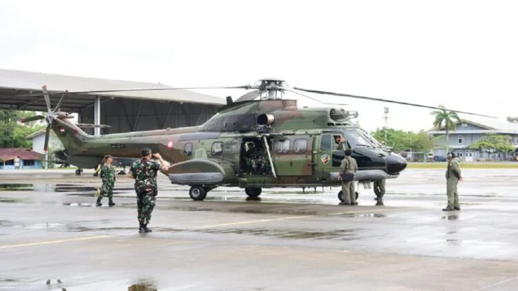 Helikopter TNI Angkatan Udara (AU) NAS-332 Super Puma H-3211 bersiap lepas landas dari Lapangan Udara Roesmin Nurjadin, Pekanbaru, Riau, pada Senin (20/2/2023), untuk membantu pencarian dan pertolongan (SAR) helikopter Polda Jambi yang dilaporkan mengalami kecelakaan di Bukit Tamia, Jambi. ANTARA/HO-Dispenau.