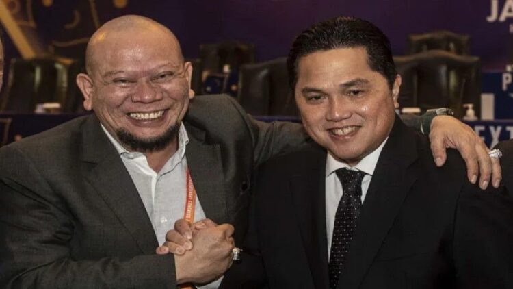 Ungguli LaNyalla, Erick Thohir Terpilih jadi Ketum PSSI Periode 2023-2027 1 Dua Calon Ketua Umum PSSI Erick Thohir (kanan) dan La Nyalla Mattalitti (kiri) berjabat tangan dalam pembukaan Kongres Luar Biasa Persatuan Sepak Bola Seluruh Indonesia (PSSI) 2023 di Jakarta, Kamis (16/2/2023). ANTARA FOTO/Aprillio Akbar/nym