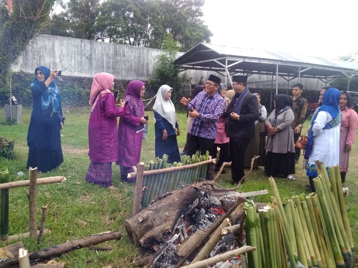 Hadiri Acara Malamang, Wako Padang Ajak Anak Muda Lestarikan Budaya 1 Wali Kota Padang menghadiri kegiatan malamang di Kecamatan Kuranji. (Foto: Dok. Diskominfo Padang)