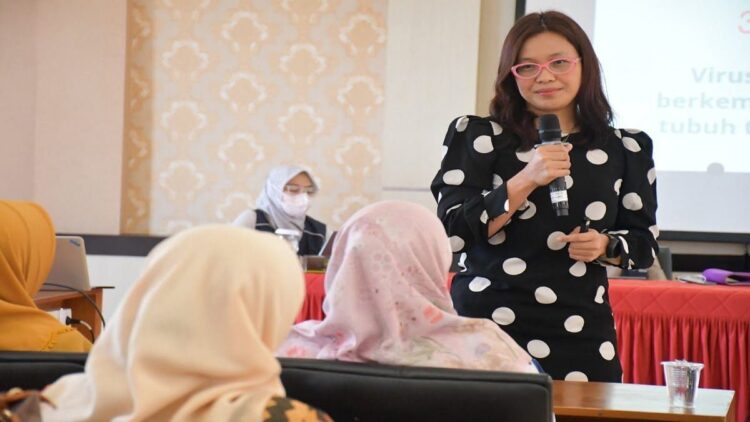 Dokter dari RSUD Rasyidin Padang ini memaparkan tentang bahaya virus polio pada acara Sosialiasi Pelaksanaan Crash Program Polio di Aula Kantor Dinas Kesehatan Kota Padang, Rabu (22/2/2023). (Foto: Dok.Diskominfo Padang)