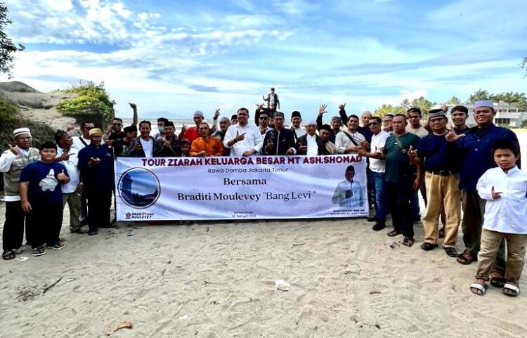 Peringati HUT Gerindra, Braditi Moulevey Wisata Ziarah Bersama Warga Kampung Rawa Domba 1 Minggu (5/2/2023) Braditi Moulevey atau yang biasa disapa Bang Levi mengadakan kegiatan berwisata religi dan ziarah.