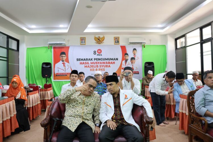 PKS Sumbar Gelar Nonton Bareng Deklarasi Calon Presiden 2024 1 Pengurus DPW PKS Sumbar dan para tokoh masyarakat menggelar nonton bareng pengumuman calon Presiden dari PKS di Kantor DPW PKS Sumbar.
