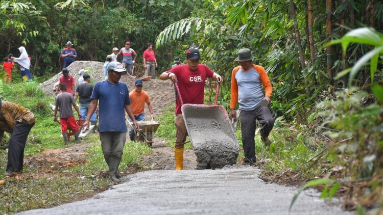 CSR Semen Padang betonisasi jalan di Bukik Gaduik. (Dok. Humas)