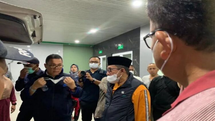 Bupati Tanah Datar, Eka Putra (pakai peci nasional) didampingi Sekretaris Daerah dan segenap perangkat daerah saat dirumah sakit Sansani Pekanbaru. (Antara/Etri Saputra)