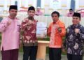 Dr Sudarman (dua dari kanan) menerima amanah sebagai Ketua STEI Ar Risalah Sumbar, melanjutkan jabatan Ulyadi disaksikan Ketua Yayasan Ar Risalah Arwim Al Ibrahimi dan Ketua Dikti Ar Risalah Mulyadi Muslim. (Dok. STEI Ar Risalah)