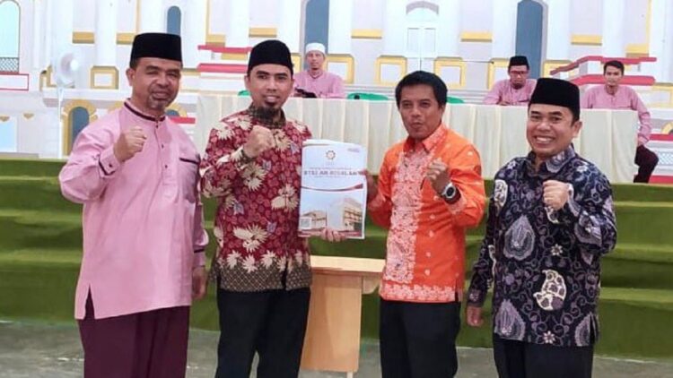 Sudarman Dikukuhkan Sebagai Ketua STEI Ar Risalah Sumbar 1 Dr Sudarman (dua dari kanan) menerima amanah sebagai Ketua STEI Ar Risalah Sumbar, melanjutkan jabatan Ulyadi disaksikan Ketua Yayasan Ar Risalah Arwim Al Ibrahimi dan Ketua Dikti Ar Risalah Mulyadi Muslim. (Dok. STEI Ar Risalah)
