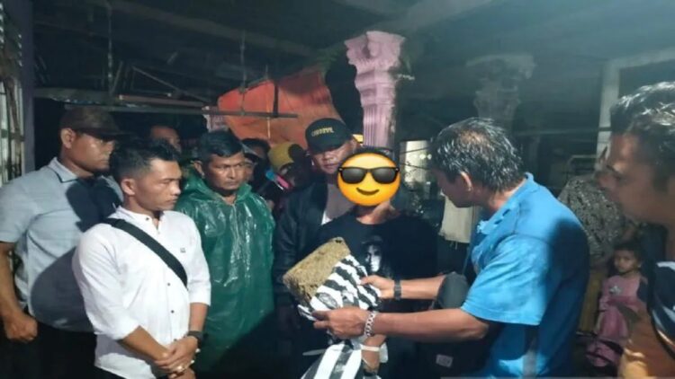 Anggota Satuan Reskrim Narkoba Polres Pasaman Barat saat menangkap seorang diduga pengedar narkotika jenis ganja. (ANTARA/ Altas Maulana)