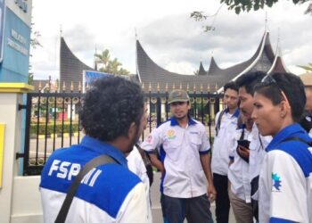 Unjuk rasa dari Forum Serikat Pekerja Metal Indonesia (FSPMI) melakukan unjuk rasa di Kantor PLN Unit UID Sumbar pada Selasa (14/2/2023) siang. (Foto: Dok. Muhammad Aidil)