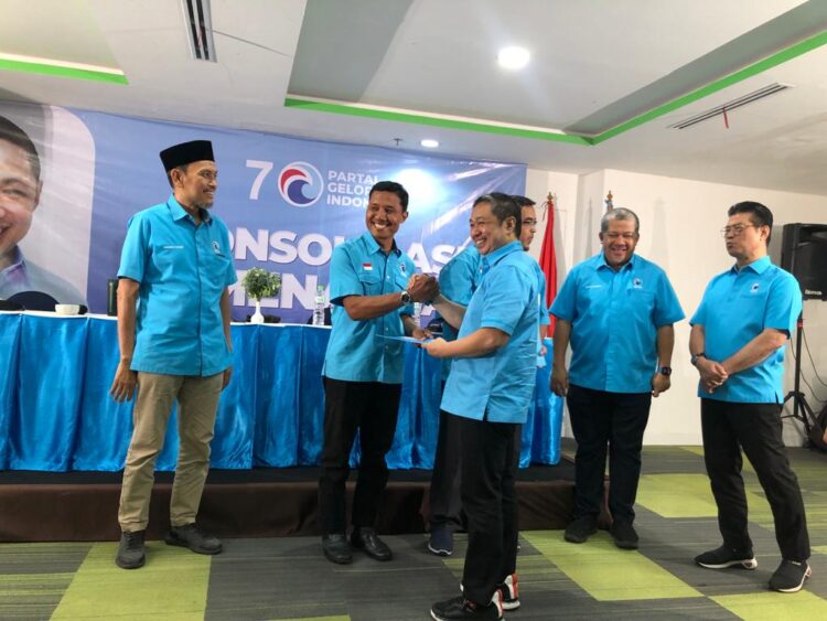 Benny Jovial Pimpin DPW Partai Gelora Sumbar 1 Ketua DPN Gelora Indonesia Anis Matta menyerahkan SK Ketua DPW Gelora Sumbar kepada Benny Jovial di Jakarta.