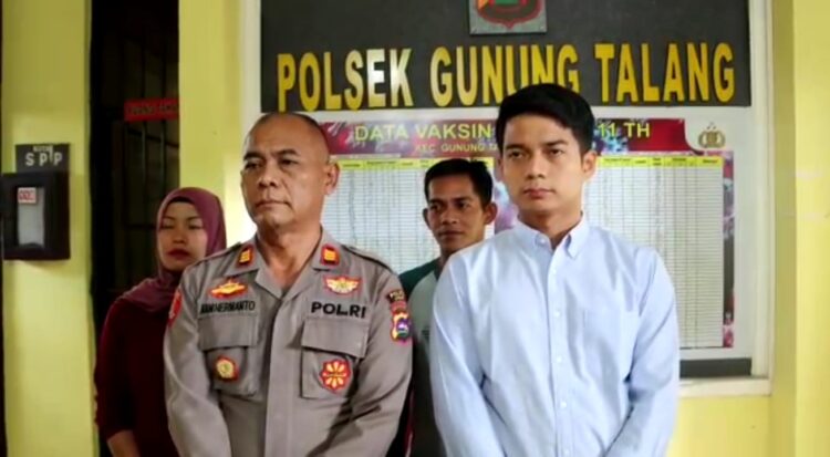 Kapolsek Gunung Talang, AKP Aam Hermayanto beserta keluarga korban penculikan anak di Kabupaten Solok memberikan keterangan pers terkait hoaks kasus tersebut. (Foto: Radarsumbar.com / Dok. Polres Solok)