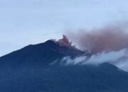 Erupsi selama 10 Menit, Gunung Kerinci Semburkan Abu Setinggi 150 Meter