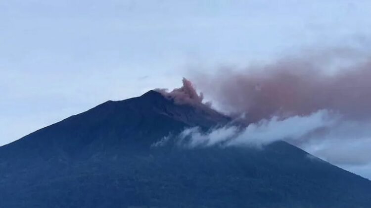 Foto Arsip - Gunung Kerinci saat erupsi pada Sabtu (4/2/2023). (ANTARA/HO-PVMBG)
