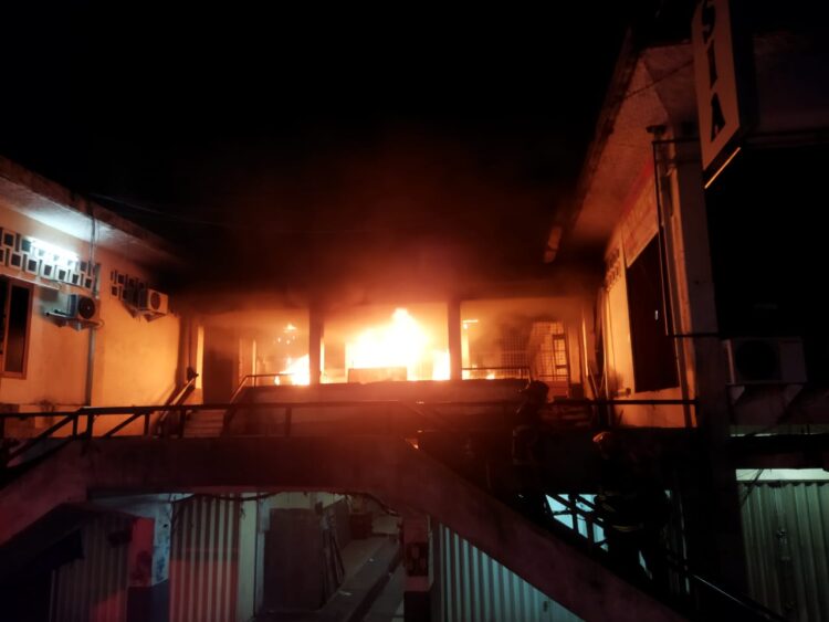 Kebakaran di kawasan Pasar Raya Padang pada Senin (6/2/2023) dini hari. (Foto: Radarsumbar.com / Dok. Dinas Damkar Padang)