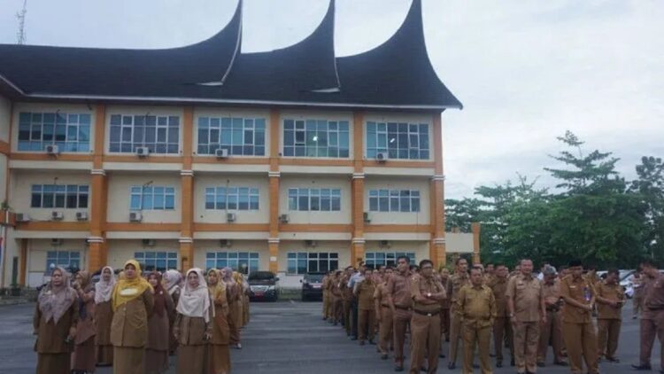 Pemkab Pasaman Barat menggelar apel perdana dengan perubahan jadwal masuk kerja pukul 06.30 WIB dari sebelumnya pukul 07.30 WIB, Senin. (Antara/Altas Maulana)