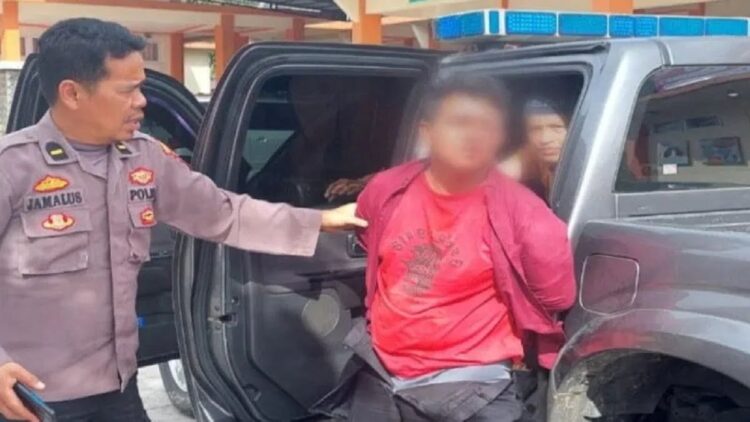 Polisi ketika mengamankan pelaku pencurian kotak amal Masjid Takwa Kuruak Kubang Putih Kabupaten Agam, pelaku sebelum diamankan sempat diamuk oleh massa yang geram akan aksinya. (Antara/HO-Polresta Bukittinggi)