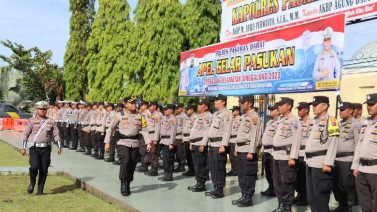 Kepala Kepolisian Resor Pasaman Barat AKBP Agung Basuki saat memeriksa kesiapan anggota dalam Operasi Keselamatan Singgalang 2023, Selasa. (Antara/Altas Maulana)