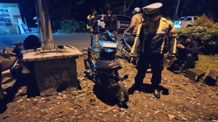 Jajaran Polres Pasaman Barat saat menggelar razia terhadap kendaraan yang memakai knalpot brong untuk tertih berlalu-lintas. (Antara/Humas Polres Pasbar)